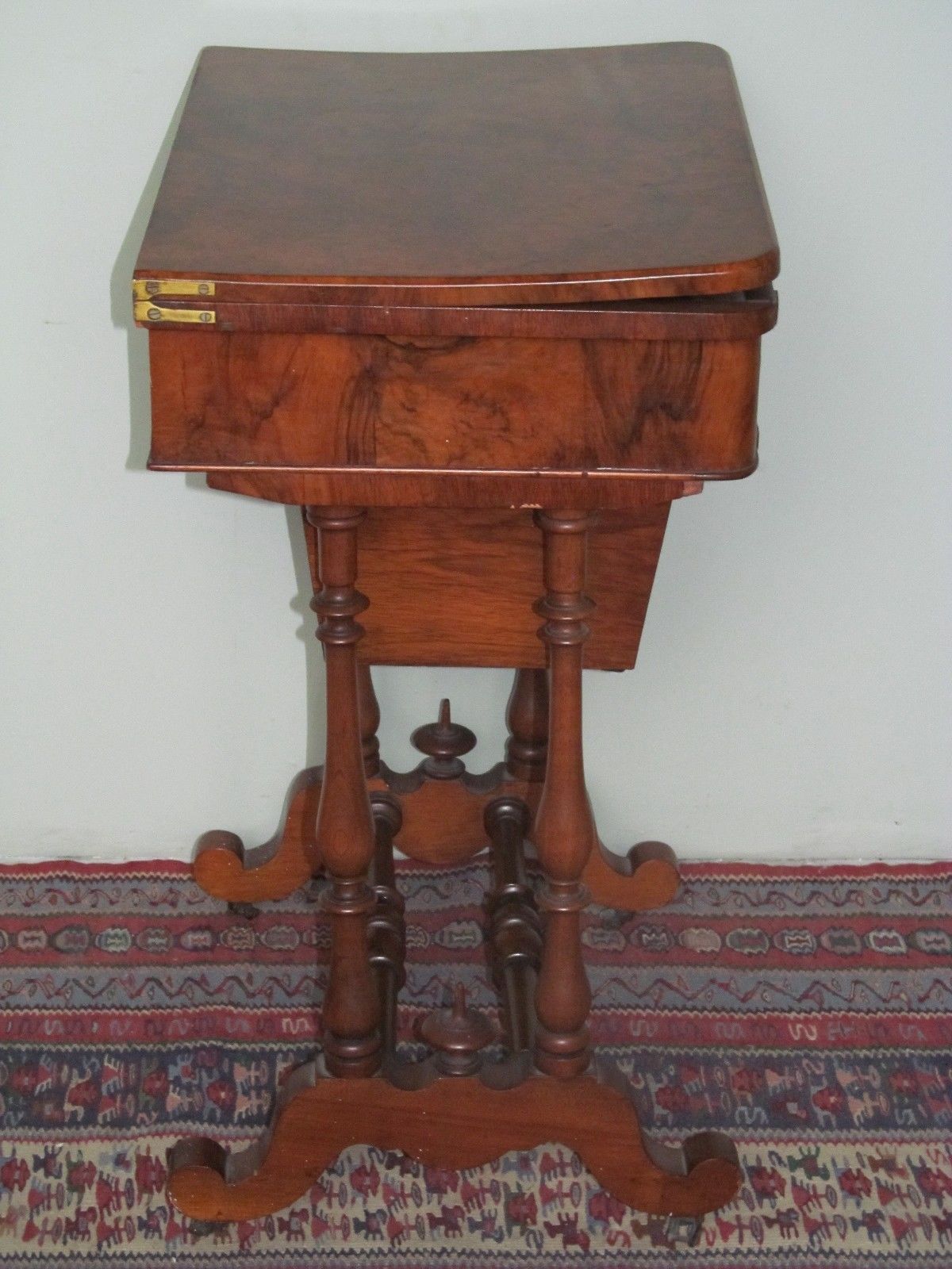 ANTIQUE BURLED WALNUT INLAID GEORGIAN SOW BELLY GAME TABLE