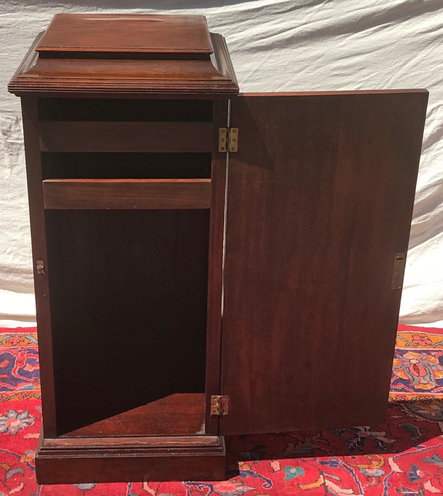 INLAID MAHOGANY GEORGIAN STYLED VICTROLA CABINET