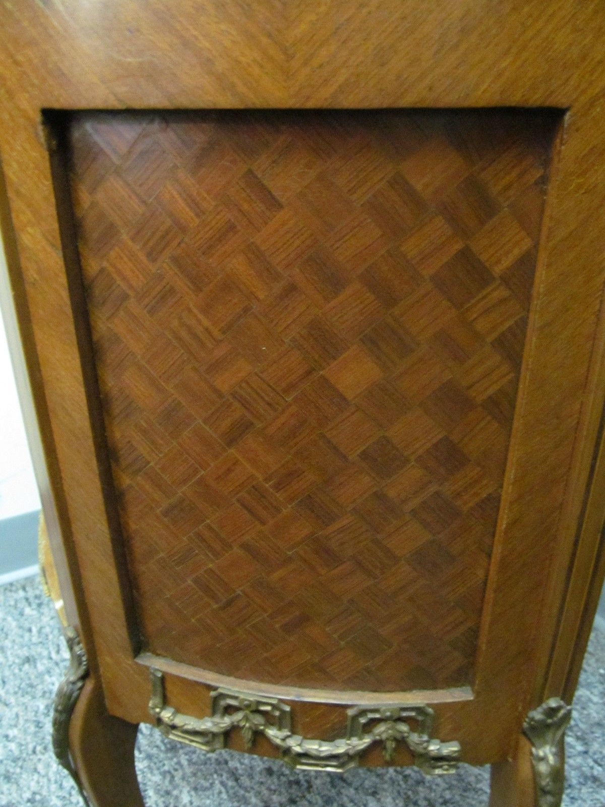 FINE FRENCH WALNUT PARQUETRY INLAID CURVED GLASS VITRINE WITH ORMOLU MOUNTS