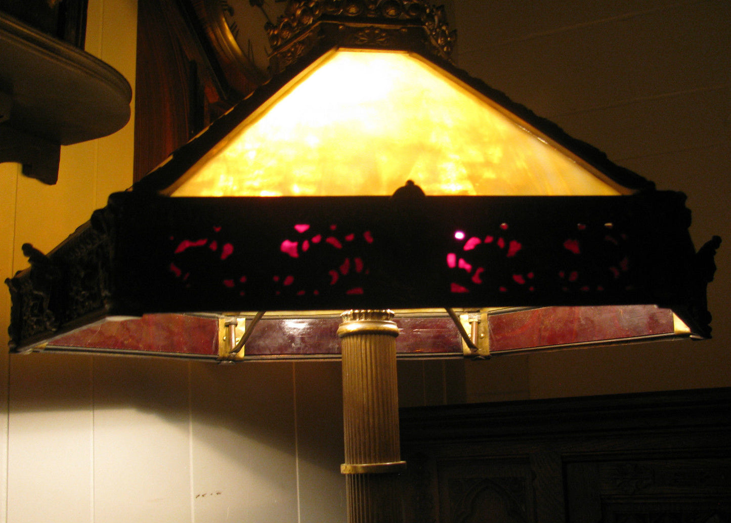 VICTORIAN EGYPTIAN REVIVAL LAMP WITH FINELY CASTED BRONZE & 12 SLAG PANEL SHADE