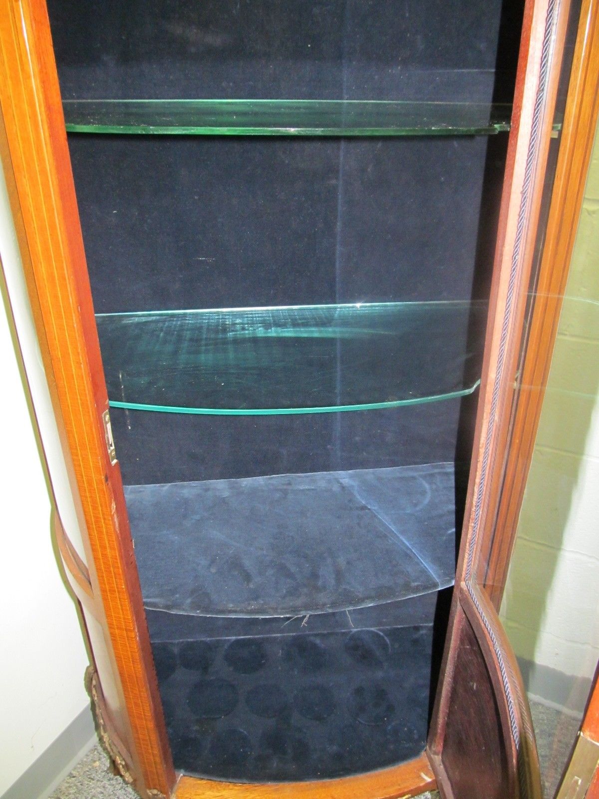 FINE FRENCH WALNUT PARQUETRY INLAID CURVED GLASS VITRINE WITH ORMOLU MOUNTS